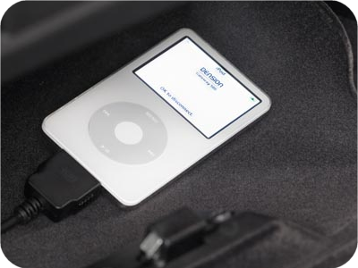 Dokkolt iPod a kesztyűtartóban. Megjegyzés: A kép csak illusztráció - nem hasonlít a tényleges autóra